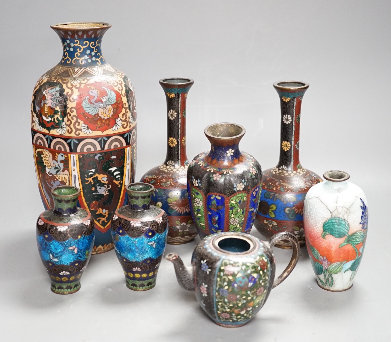 A group of Japanese cloisonné enamel vases and a teapot, Meiji, 24cm high